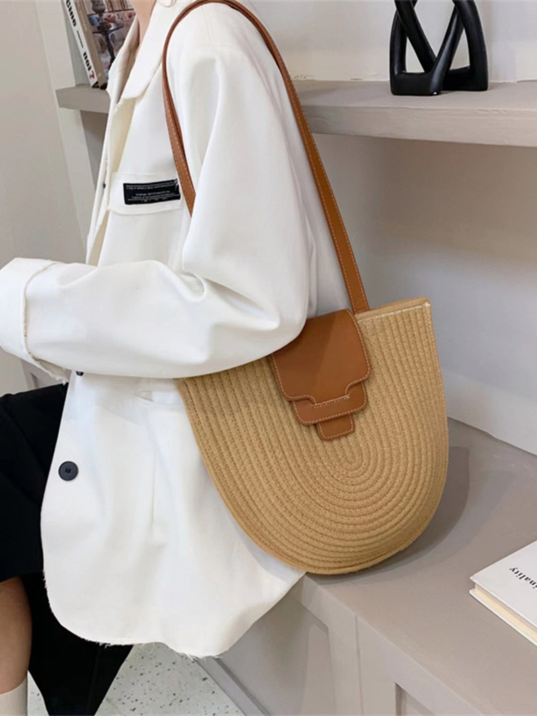 Modern tote bag made of woven material with playful pendant Skanto