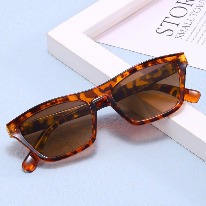 Dame chic solbriller i trendy geometrisk design Skanto