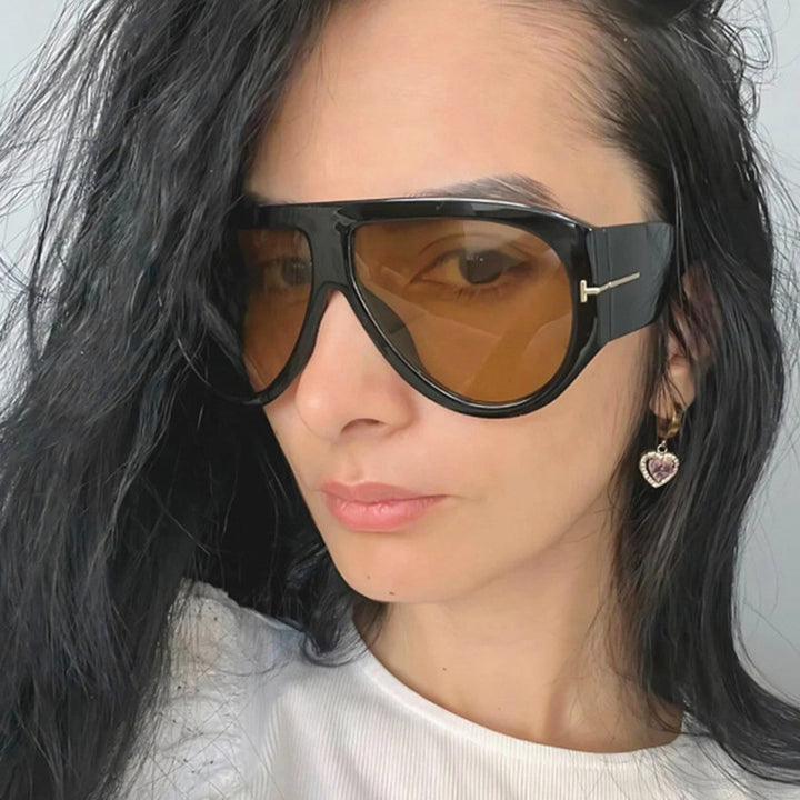 Dame elegant solbrille i markant design Skanto