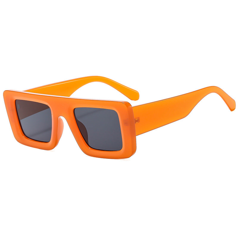 Dame trendy solbriller i futuristisk, kvadratisk design Skanto