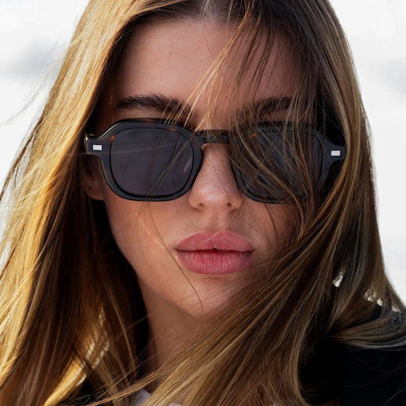 Women's trendy square sunglasses with robust design Skanto