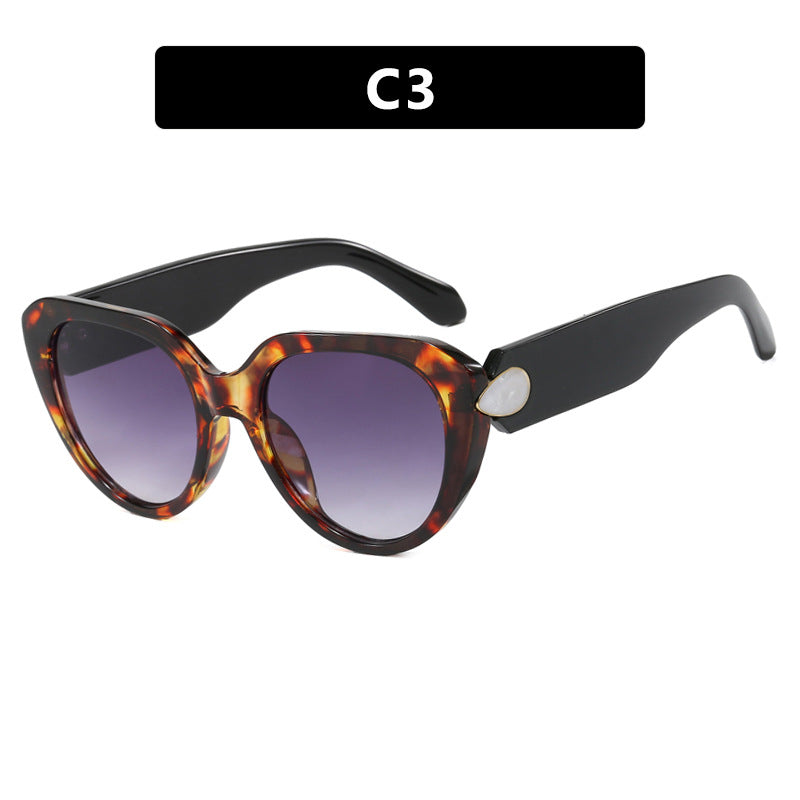 Women's Cat-Eye Sunglasses with Eye-Catching Design and Protective UV Filter Skanto