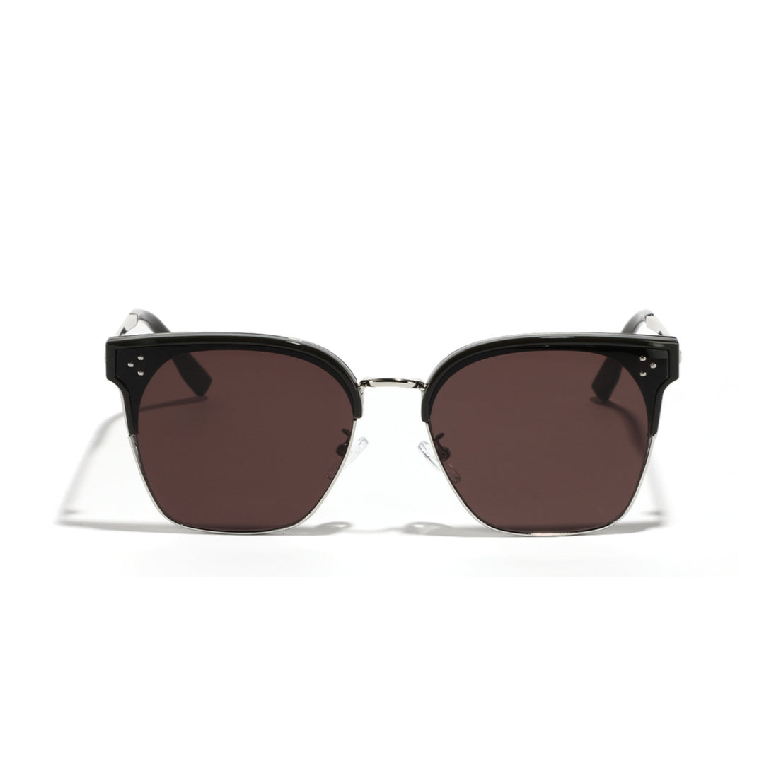 Dame moteriktig solbrille med markant design og kontrastfylt ramme Skanto