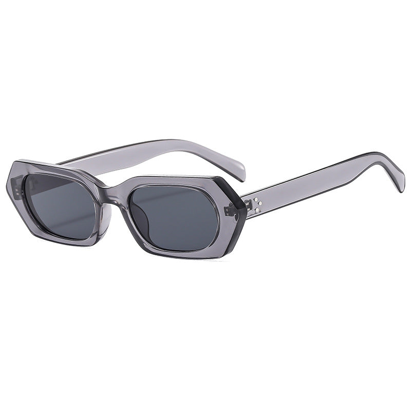 Damer moteriktig solbrille med stilig geometrisk design Skanto