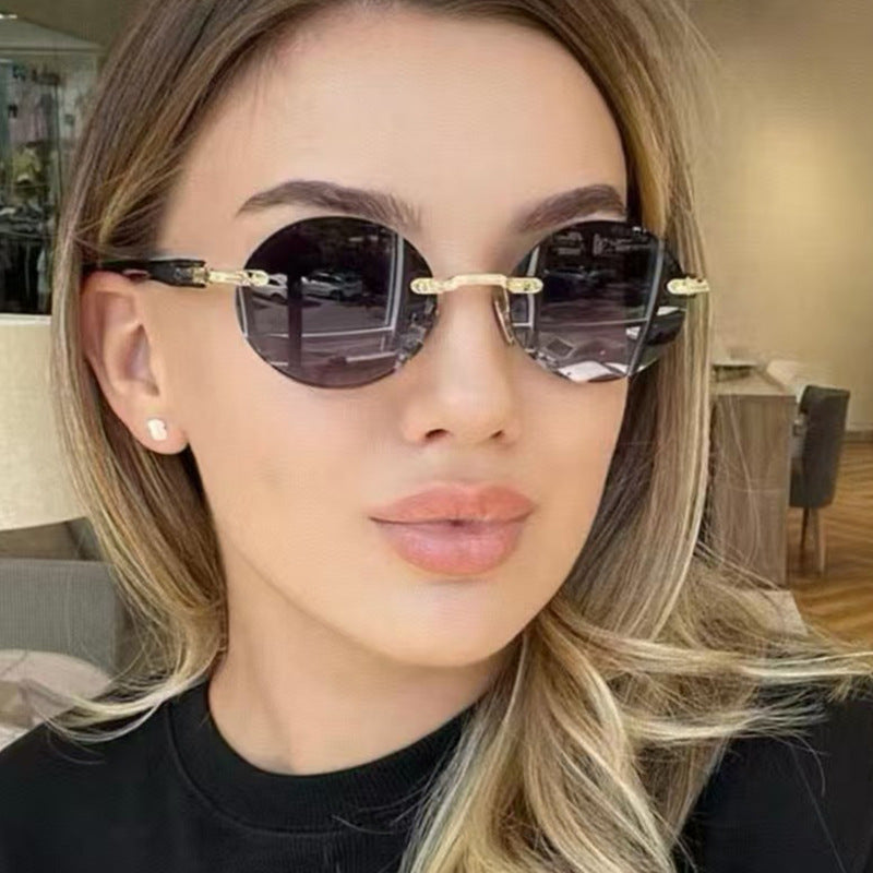 Dame rund solbrille med elegant treinnramme og UV-beskyttelse Skanto
