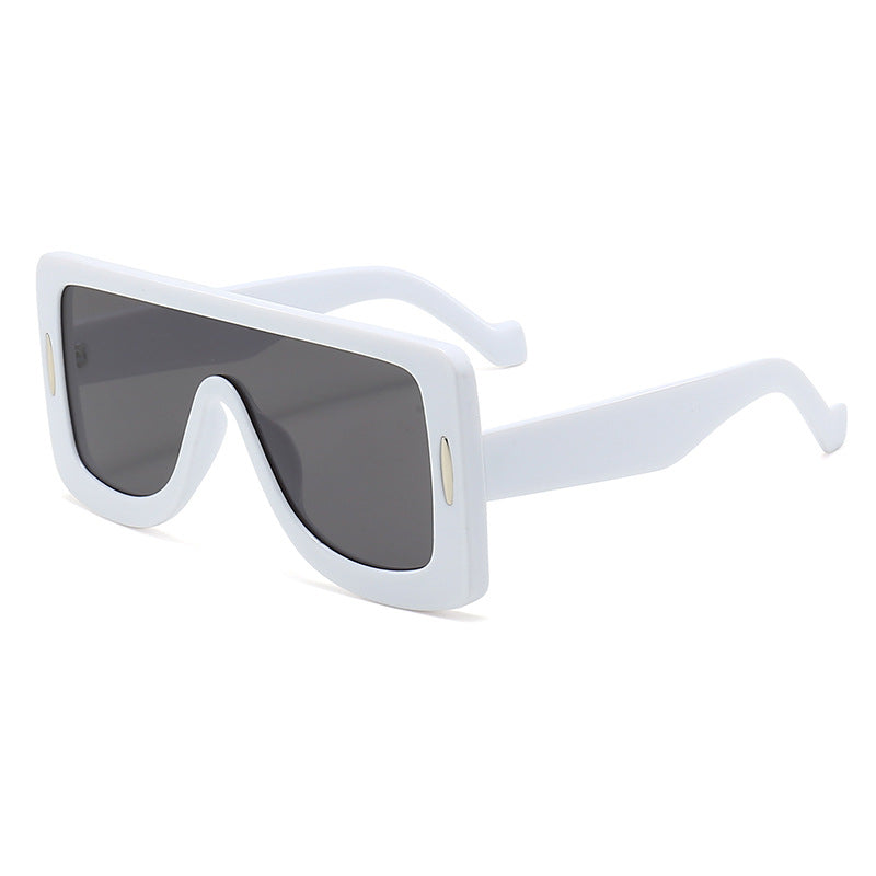 Dame oversized solbriller i moderne Bauhaus-stil Skanto