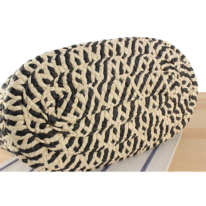 Stylish leisure handbag made of braided natural material Skanto