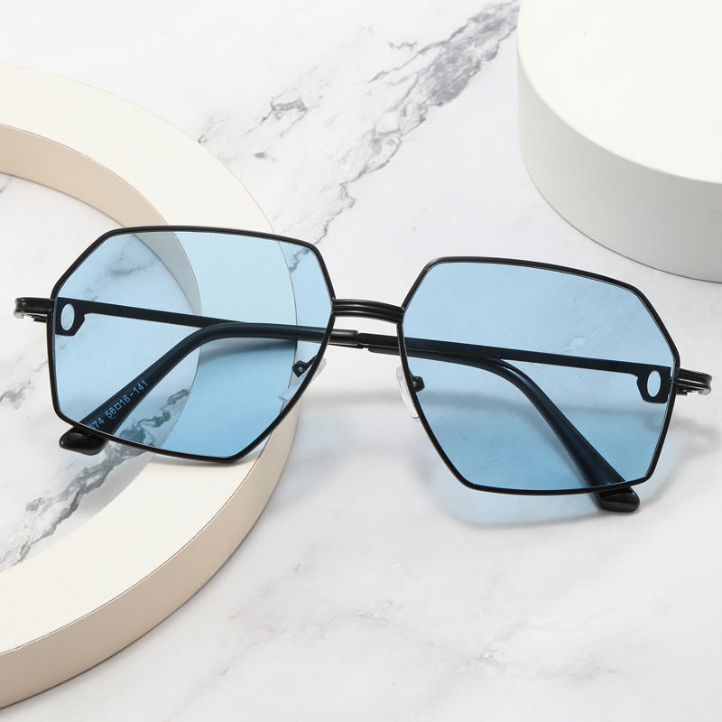 Dame Stilig geometrisk solbrille med edel metallramme Skanto
