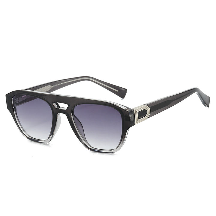 Dame Designer-solbrille med moderne, kantete ramme og gradient Skanto