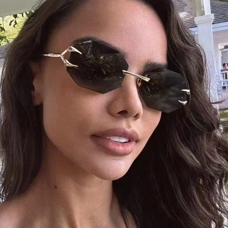 Women's geometric sunglasses with modern metal frame Skanto