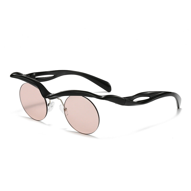 Dame moteriktig solbrille med innovativ ramme Skanto