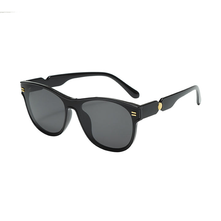 Dame moteriktig solbrille med unik ramme Skanto