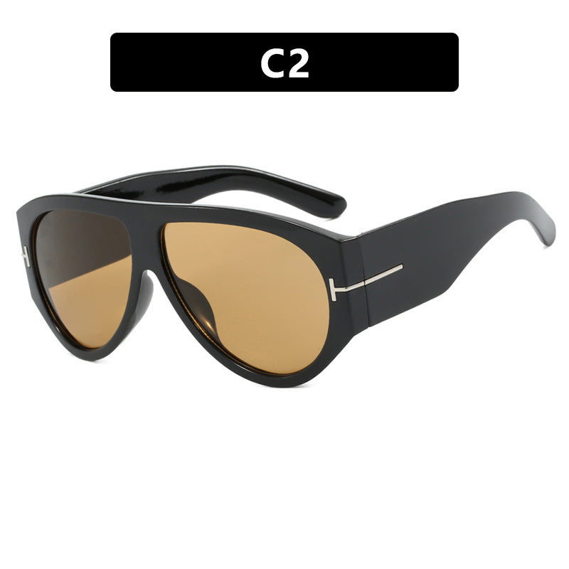 Dame elegant solbrille i markant design Skanto