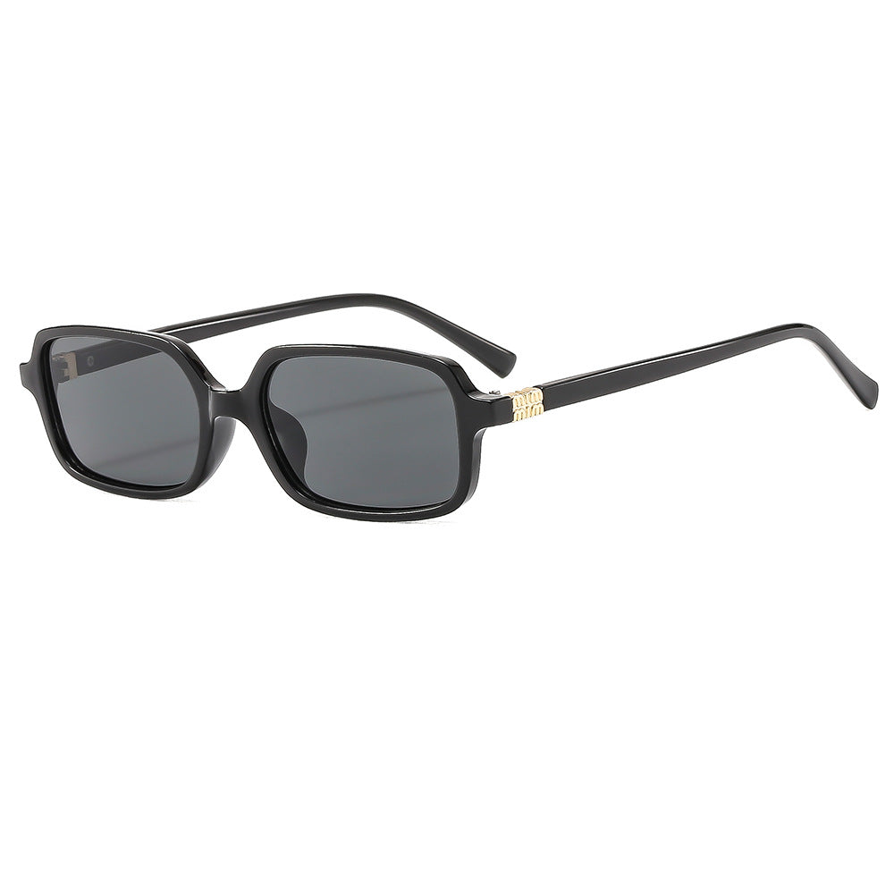 Dame moteriktig solbrille med elegant plastramme og originalt design Skanto