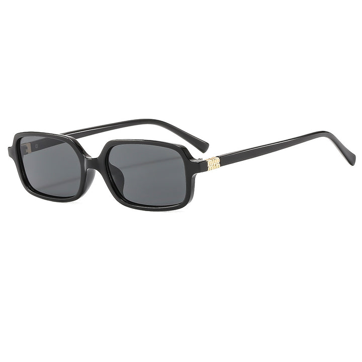 Dame moteriktig solbrille med elegant plastramme og originalt design Skanto