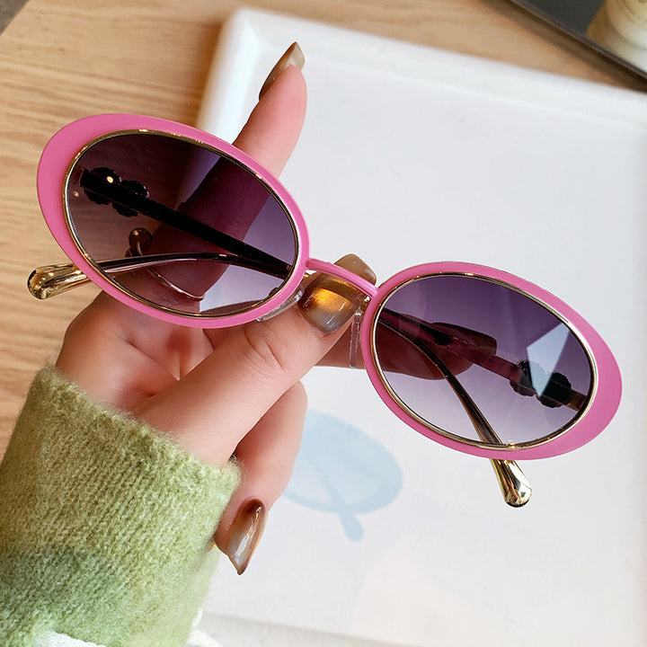 Dame moteriktig solbrille med stilfullt oseanisk design Skanto
