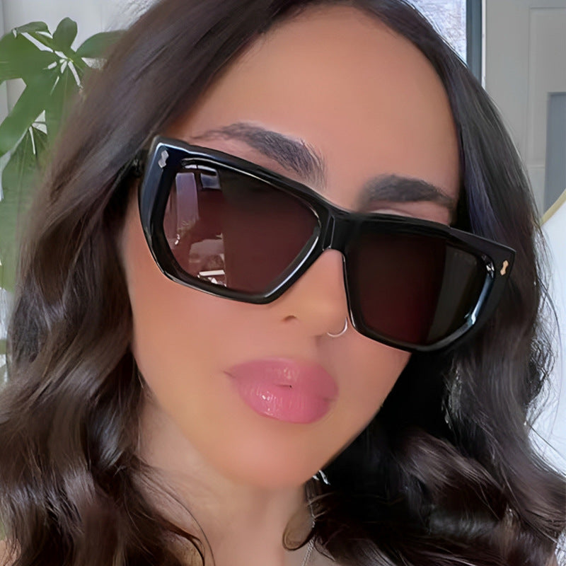 Dame Designer-solbrille med moderne geometrisk ramme og UV-beskyttelse Skanto
