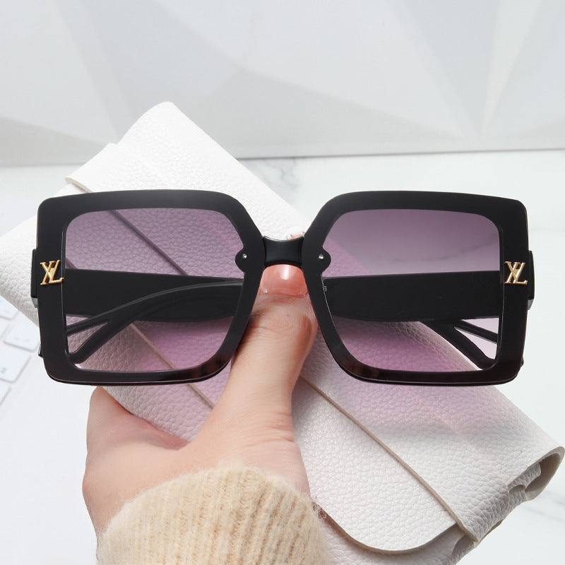 Damen moteriktig firkantet solbrille med elegant design Skanto