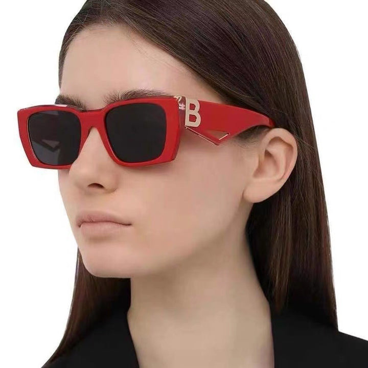 Dame trendy solbriller med markant design Skanto