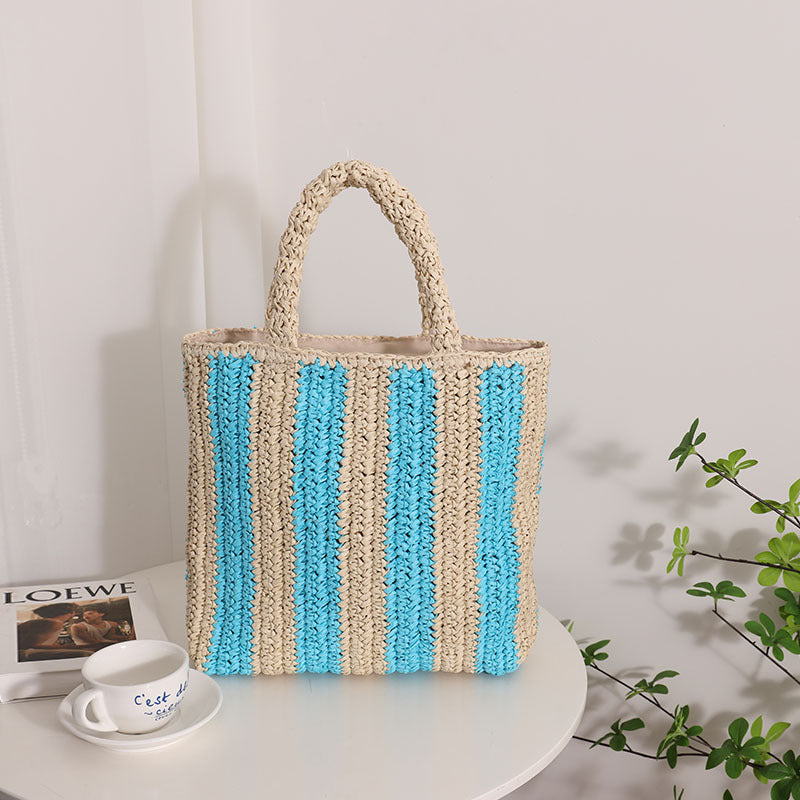 Modern straw bag with structured fold design Skanto
