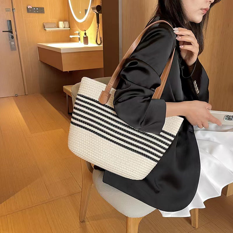 Elegant Tote Bag made of woven raffia with robust leather details Skanto