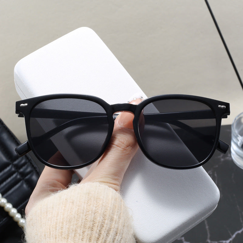 Dame stylish solbrille med transparent ramme og elegant design Skanto