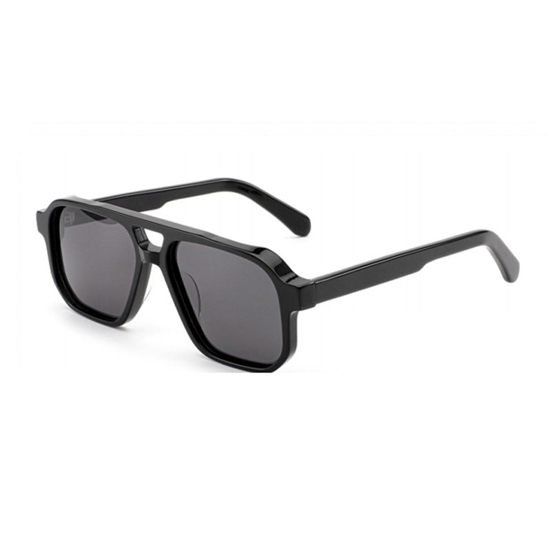 Dame solbrille i moderne, geometrisk design med robust ramme og UV-beskyttelse Skanto