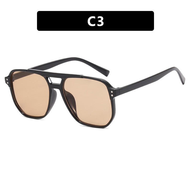 Dame moteriktig solbrille med kantet ramme Skanto