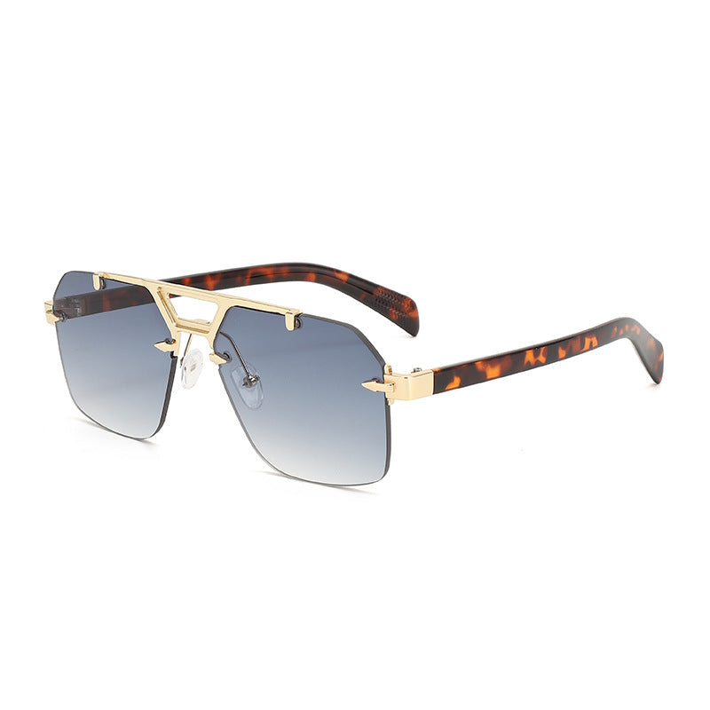 Dame Designer-solbrille med iøynefallende geometrisk form Skanto