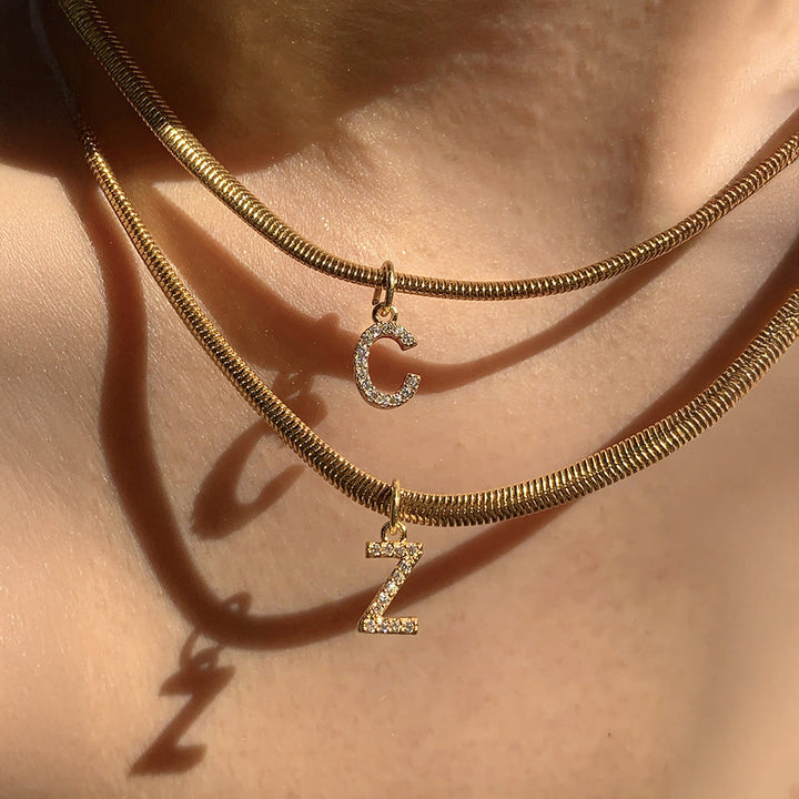 Skanto | Delikat Diamant Bokstav Initial Herringbone Halskjede