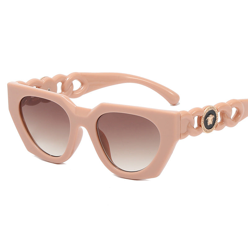 Dame moteriktig solbrille med ekstravagant design og luksuriøse detaljer Skanto