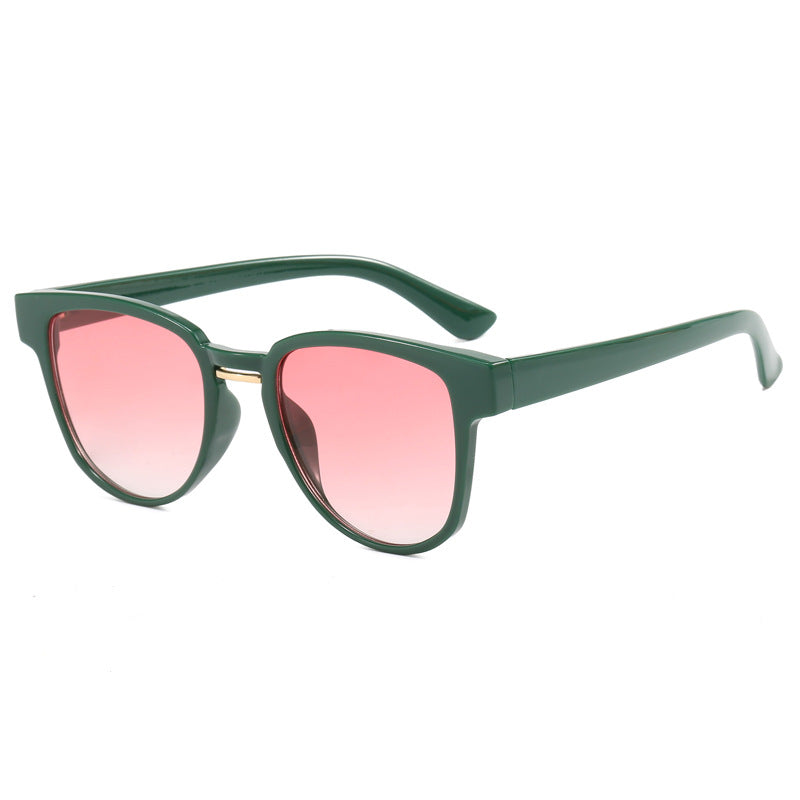 Dame solbrille i moteriktig cat-eye stil Skanto