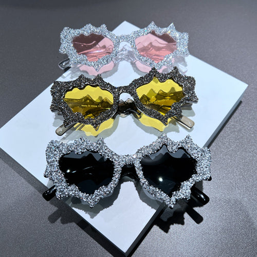 Dame kreativ solbrille i ekstravagant design med glitrende detaljer Skanto