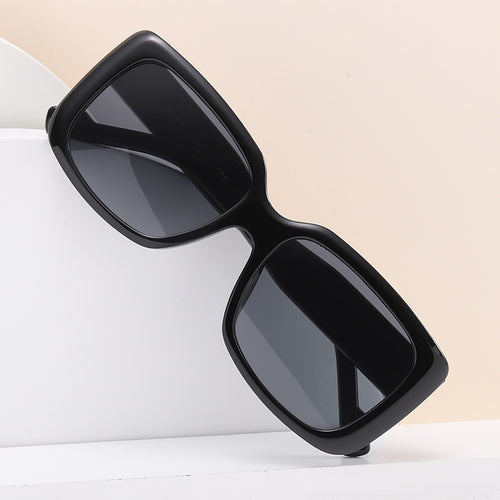 Dame moteriktig kvadratisk solbrille med gjennomsiktig ramme og innovativt design Skanto