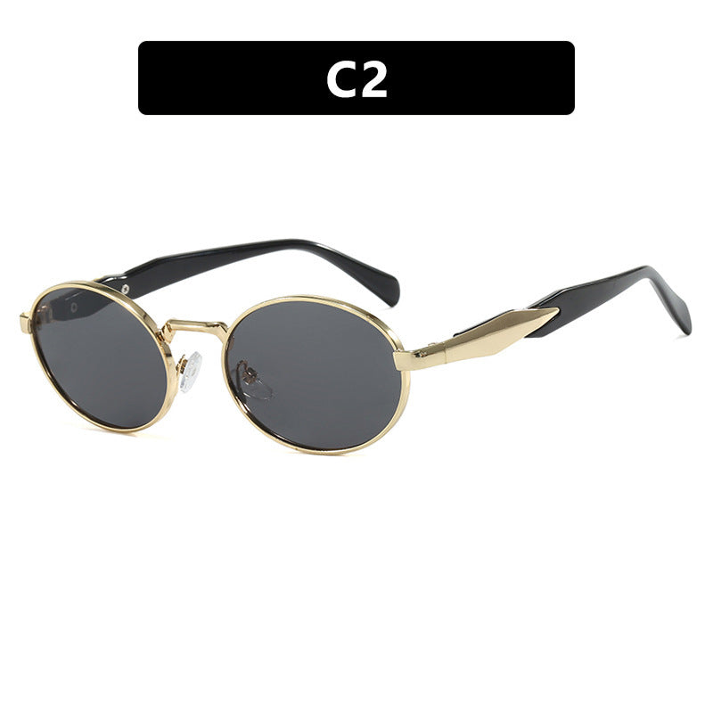 Dame moteriktig solbrille i elegant ovaldesign med trendy detaljer Skanto