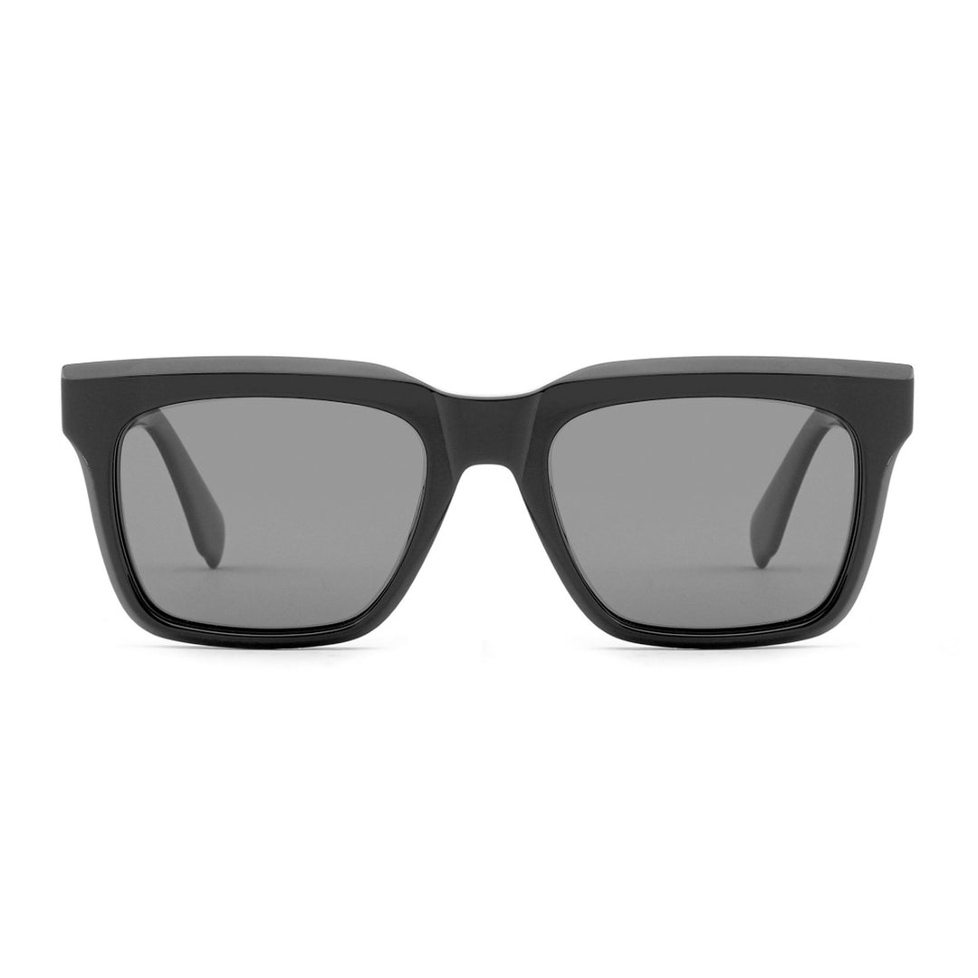 Dame moteriktig solbrille i elegant rektangulært design med robust ramme og UV-beskyttelse Skanto
