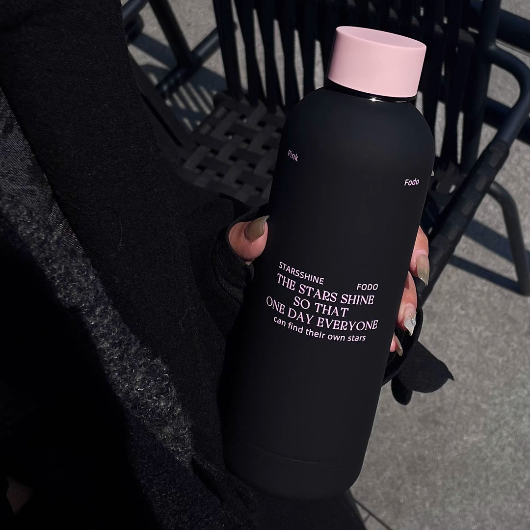 Dame termoflaske med ergonomisk design og praktisk bærehank Skanto
