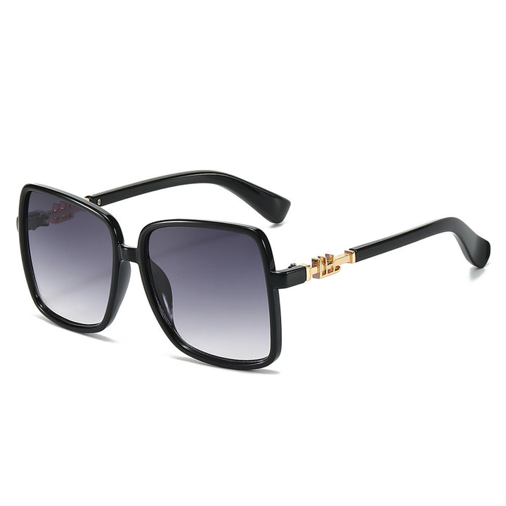 Dame solbrille med stor ramme og gradient Skanto