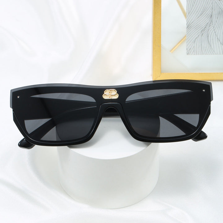 Dame moteriktig oversized solbriller med markant design Skanto