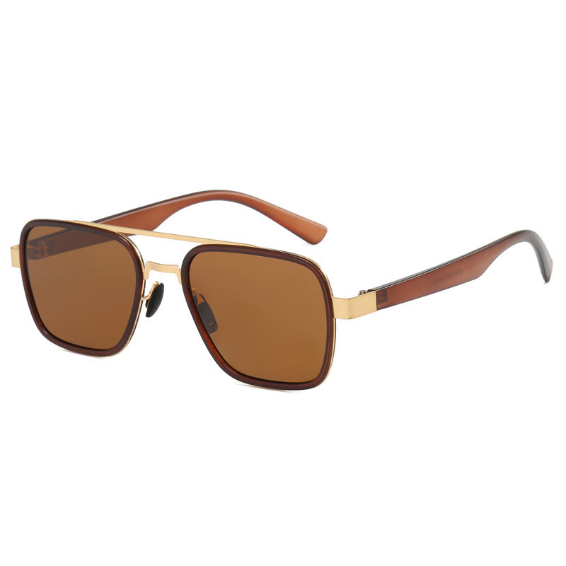 Dame moteriktig solbrille med firkantet ramme og innovative linser Skanto