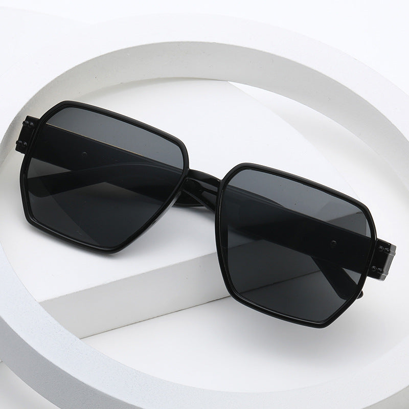 Dame moderne Oversized-solbriller med asymmetrisk ramme Skanto