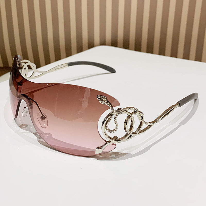 Dame futuristisk solbrille med lekent design Skanto