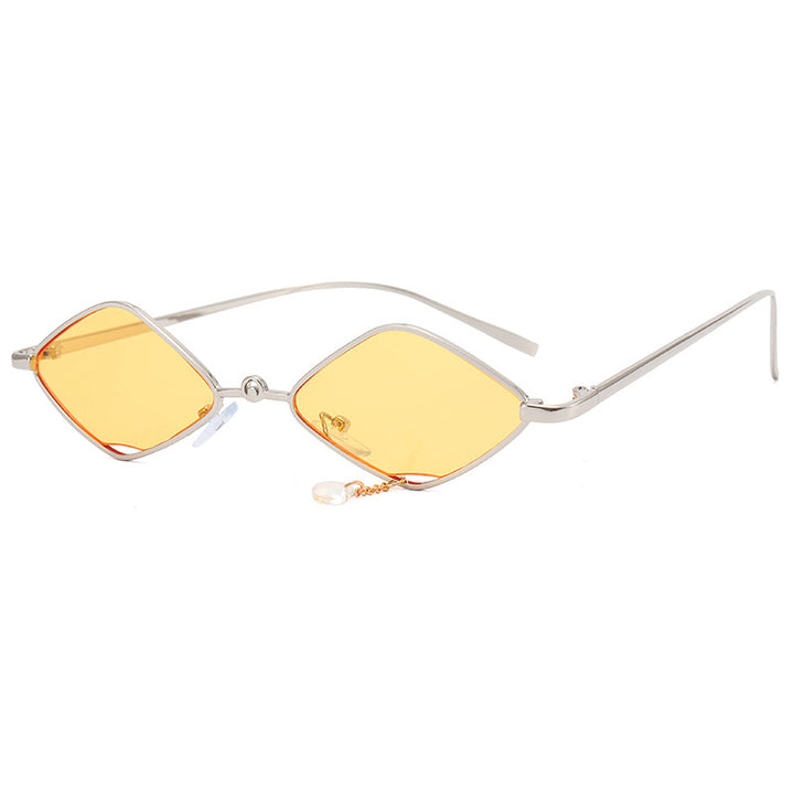 Dame moteriktig solbrille med fasettert ramme Skanto