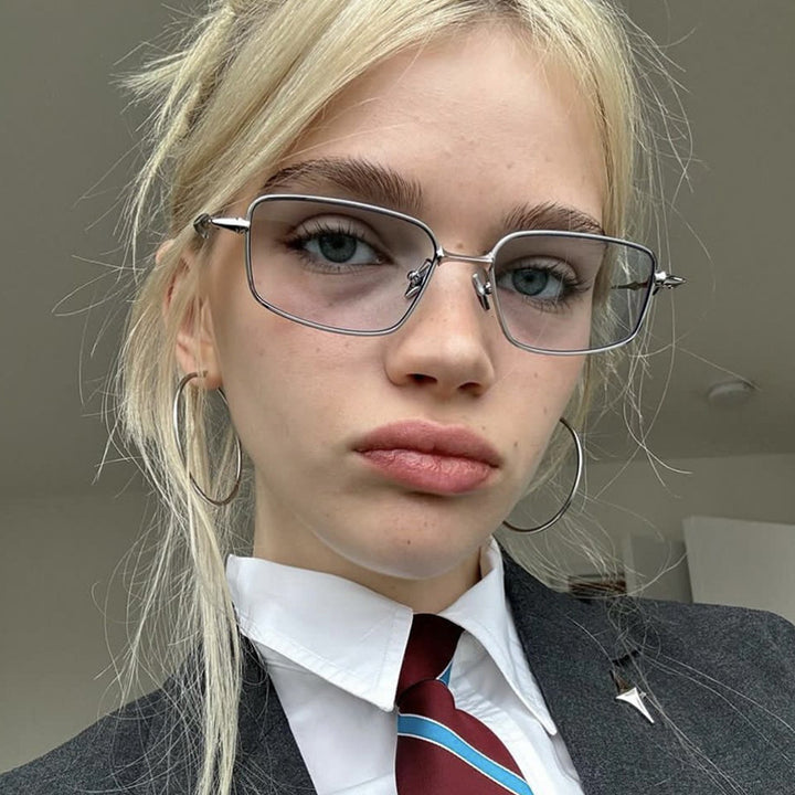 Dame modisk solbrille med innovativ ramme og UV-beskyttelse Skanto