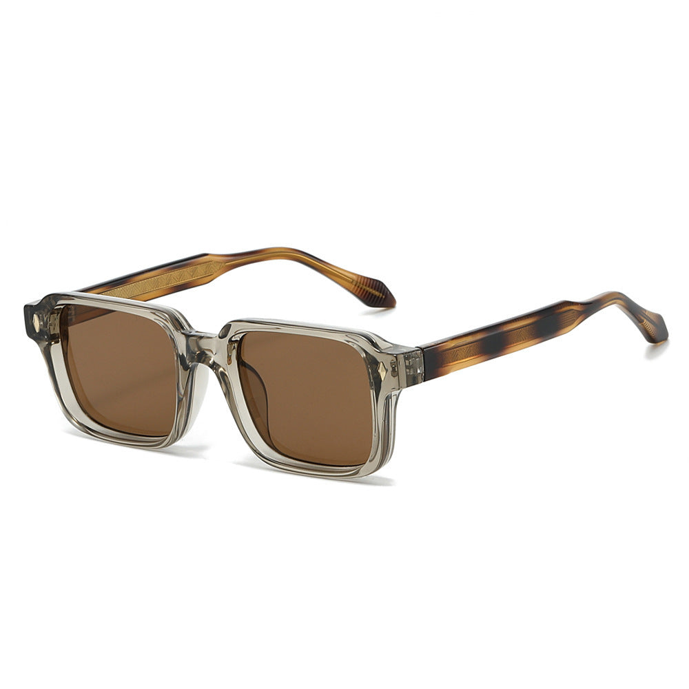 Dame solbrille i moderne kvadratisk design fra Skanto