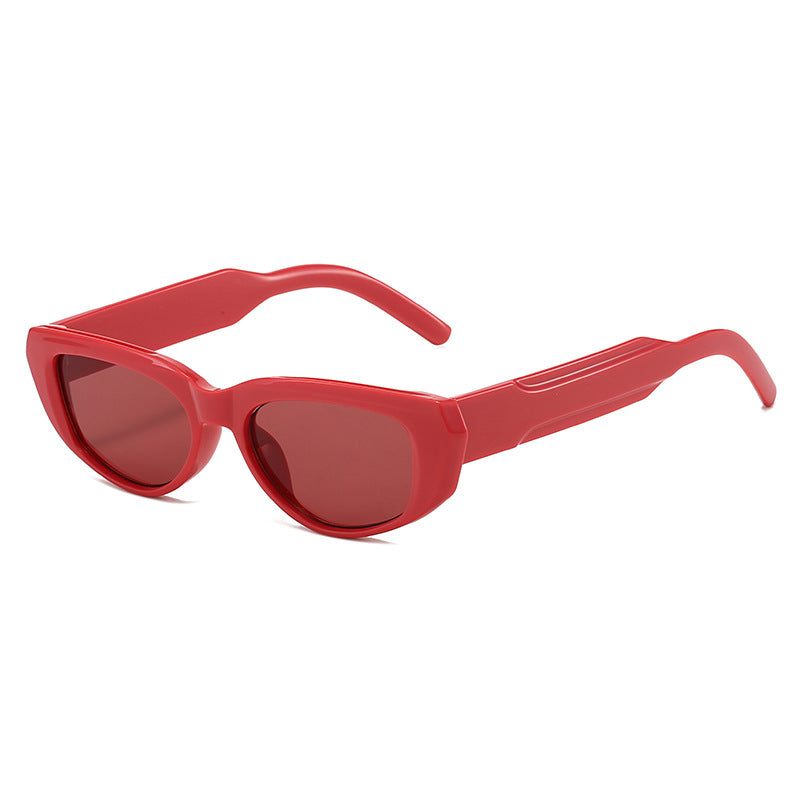 Dame moteriktig solbrille i cat-eye stil med eksentrisk silhuett Skanto