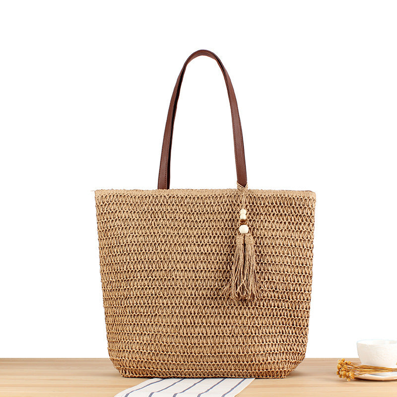 Woven natural material handbag with tassel decoration Skanto