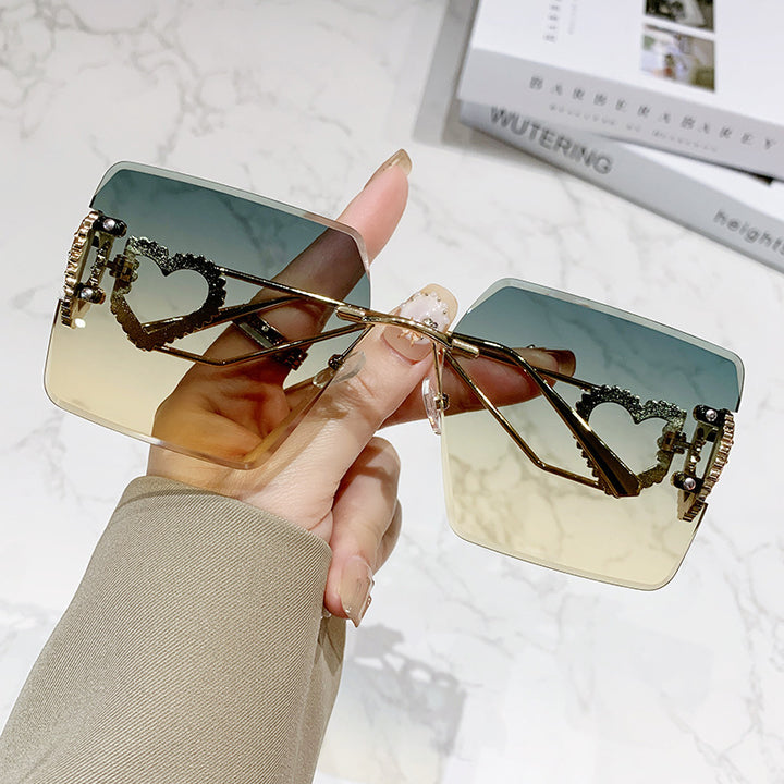 Dame moteriktig solbrille med trendy hjerte-design Skanto