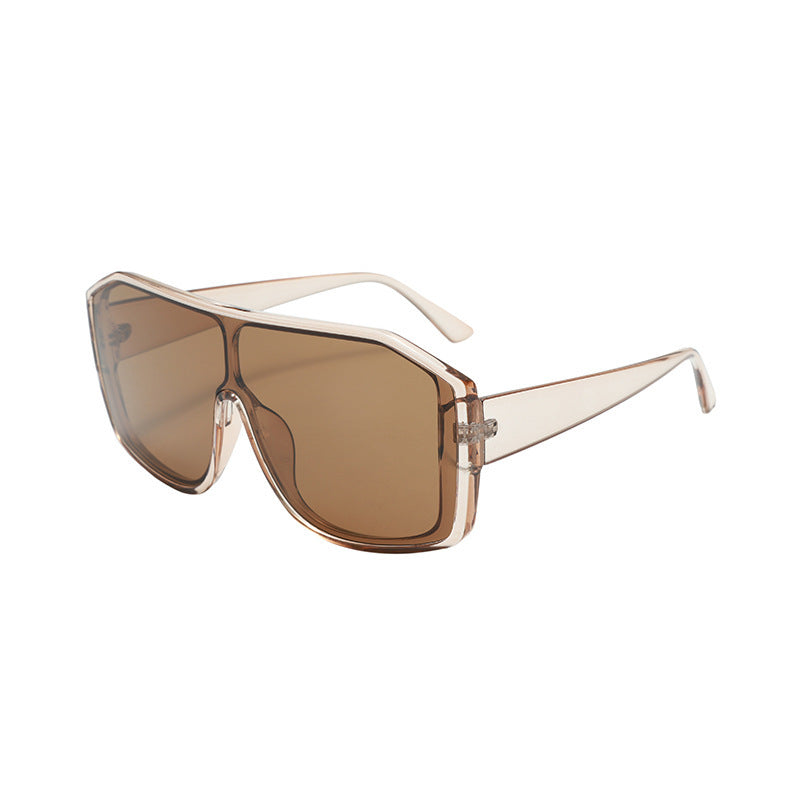 Dame oversized solbrille med robust ramme og stilig design Skanto