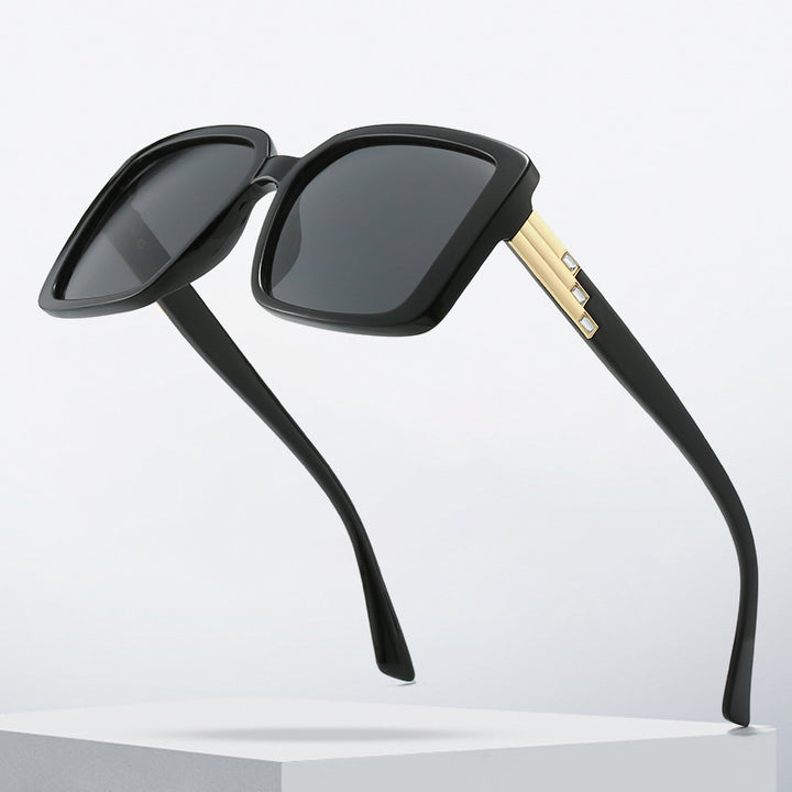 Dame moteriktig firkantet solbrille med trendy detaljer Skanto